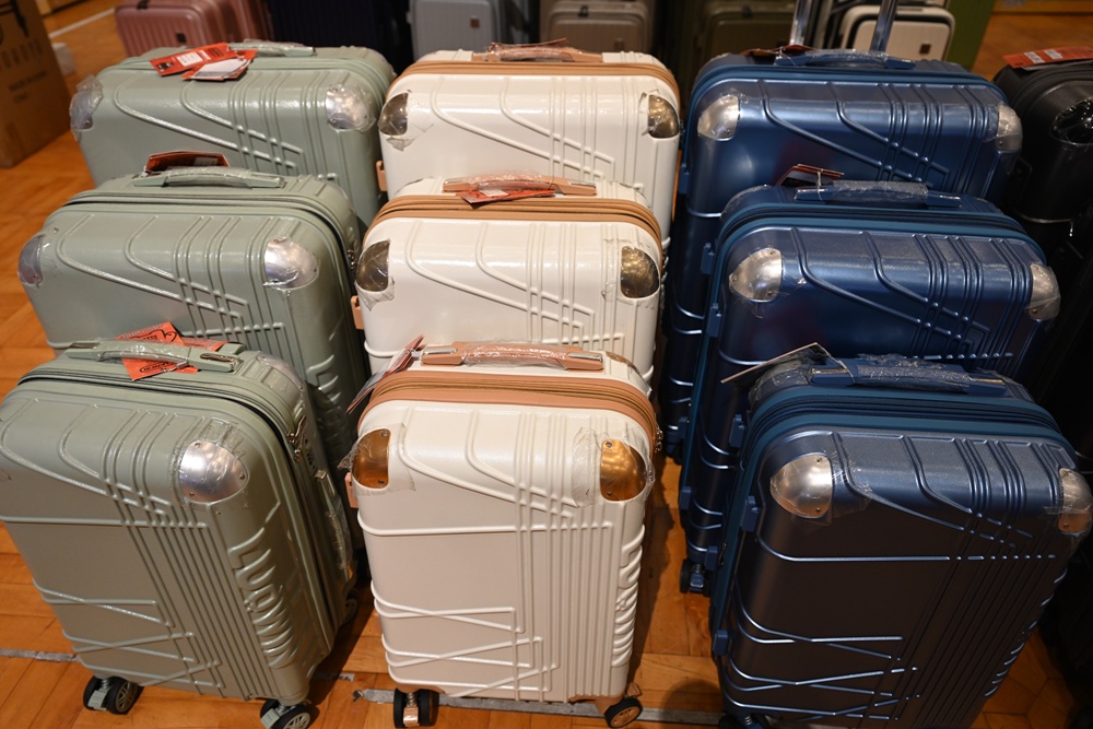 高雄行李箱特賣會。加賀屋行李箱 新光三越三多店 前開式行李箱、廉航專用登機箱、鋁框箱、防潑水布箱 通通下殺$990元起 滿額還有贈品唷！