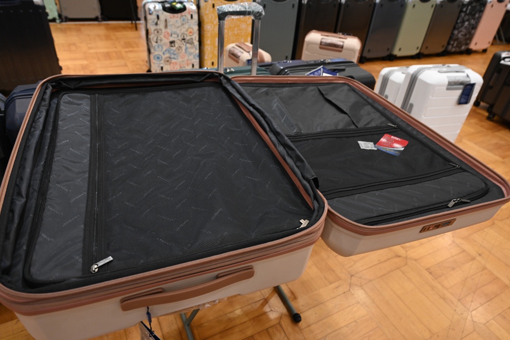 高雄行李箱特賣會。加賀屋行李箱 新光三越三多店 前開式行李箱、廉航專用登機箱、鋁框箱、防潑水布箱 通通下殺$990元起 滿額還有贈品唷！