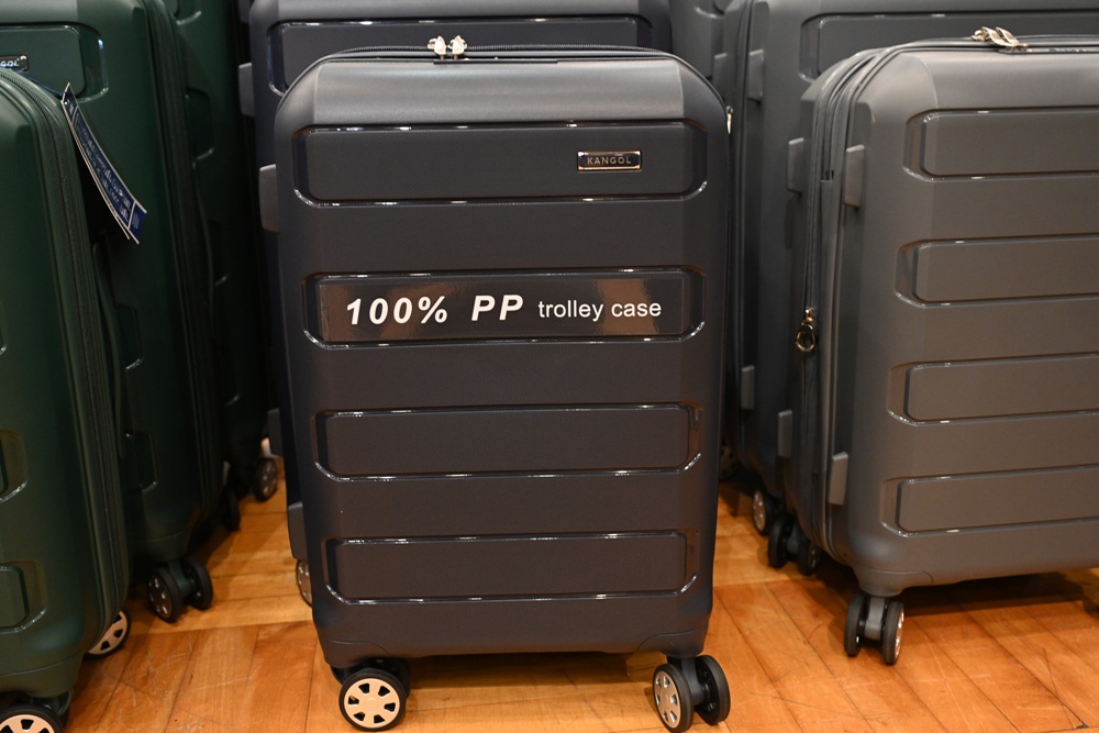 高雄行李箱特賣會。加賀屋行李箱 新光三越三多店 前開式行李箱、廉航專用登機箱、鋁框箱、防潑水布箱 通通下殺$990元起 滿額還有贈品唷！