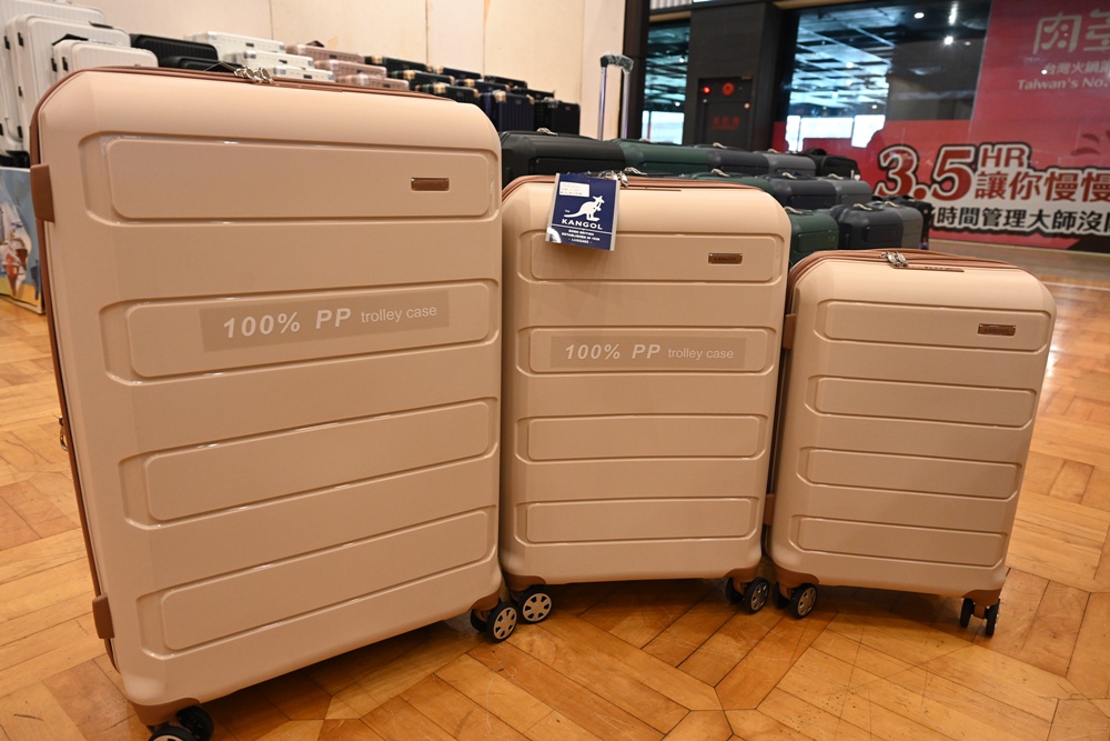 高雄行李箱特賣會。加賀屋行李箱 新光三越三多店 前開式行李箱、廉航專用登機箱、鋁框箱、防潑水布箱 通通下殺$990元起 滿額還有贈品唷！
