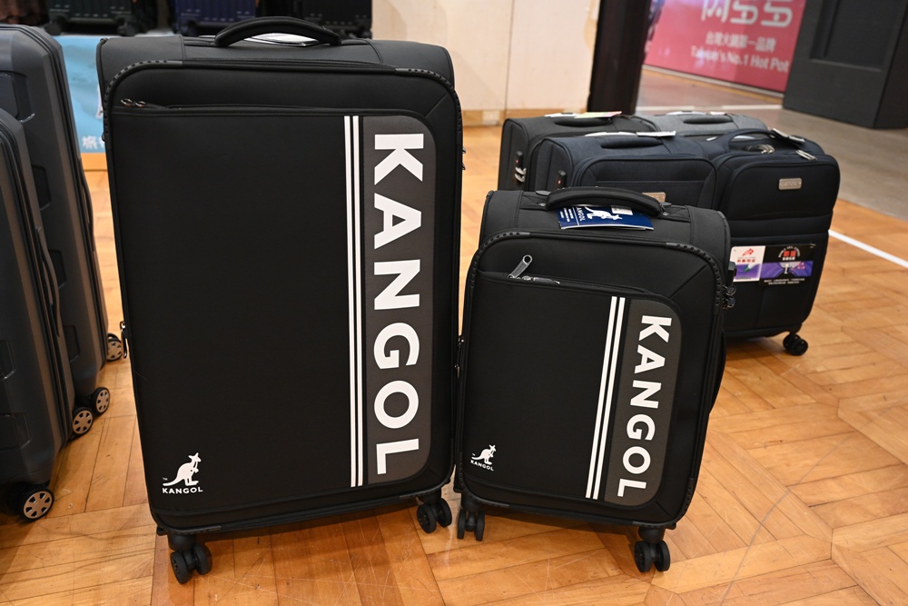 高雄行李箱特賣會。加賀屋行李箱 新光三越三多店 前開式行李箱、廉航專用登機箱、鋁框箱、防潑水布箱 通通下殺$990元起 滿額還有贈品唷！