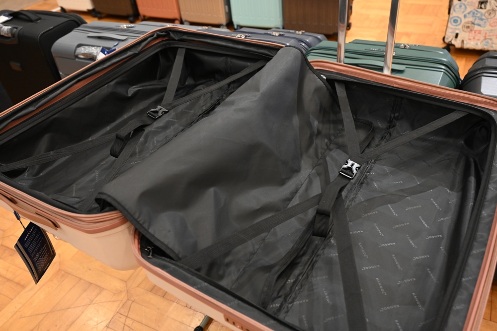 高雄行李箱特賣會。加賀屋行李箱 新光三越三多店 前開式行李箱、廉航專用登機箱、鋁框箱、防潑水布箱 通通下殺$990元起 滿額還有贈品唷！