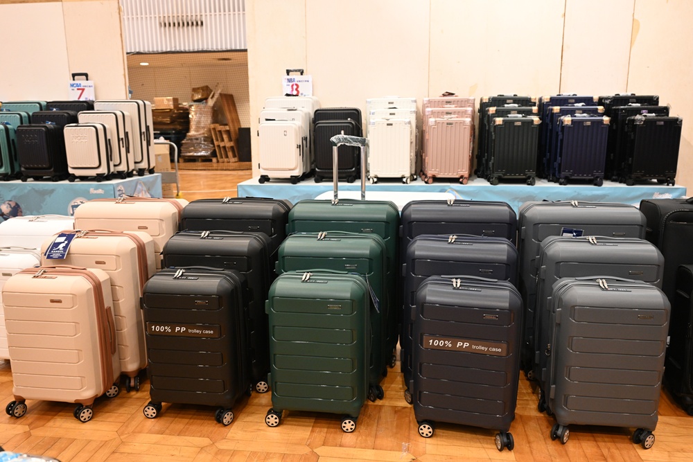 高雄行李箱特賣會。加賀屋行李箱 新光三越三多店 前開式行李箱、廉航專用登機箱、鋁框箱、防潑水布箱 通通下殺$990元起 滿額還有贈品唷！