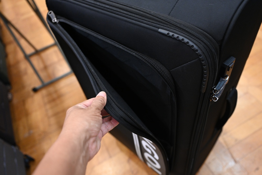 高雄行李箱特賣會。加賀屋行李箱 新光三越三多店 前開式行李箱、廉航專用登機箱、鋁框箱、防潑水布箱 通通下殺$990元起 滿額還有贈品唷！