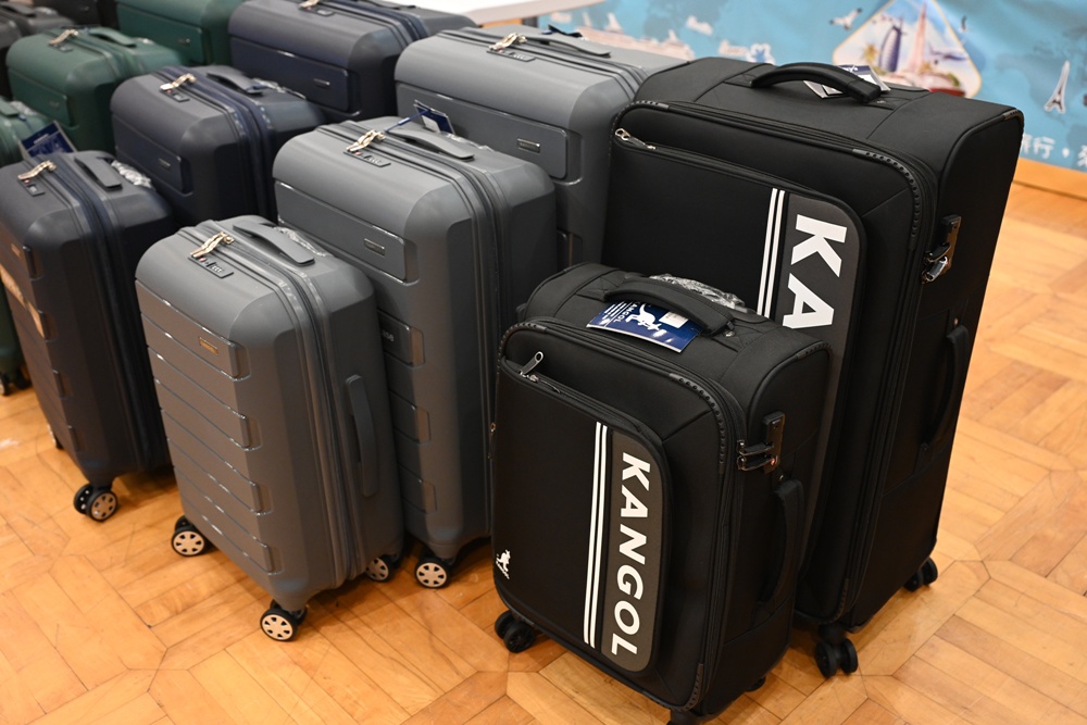 高雄行李箱特賣會。加賀屋行李箱 新光三越三多店 前開式行李箱、廉航專用登機箱、鋁框箱、防潑水布箱 通通下殺$990元起 滿額還有贈品唷！