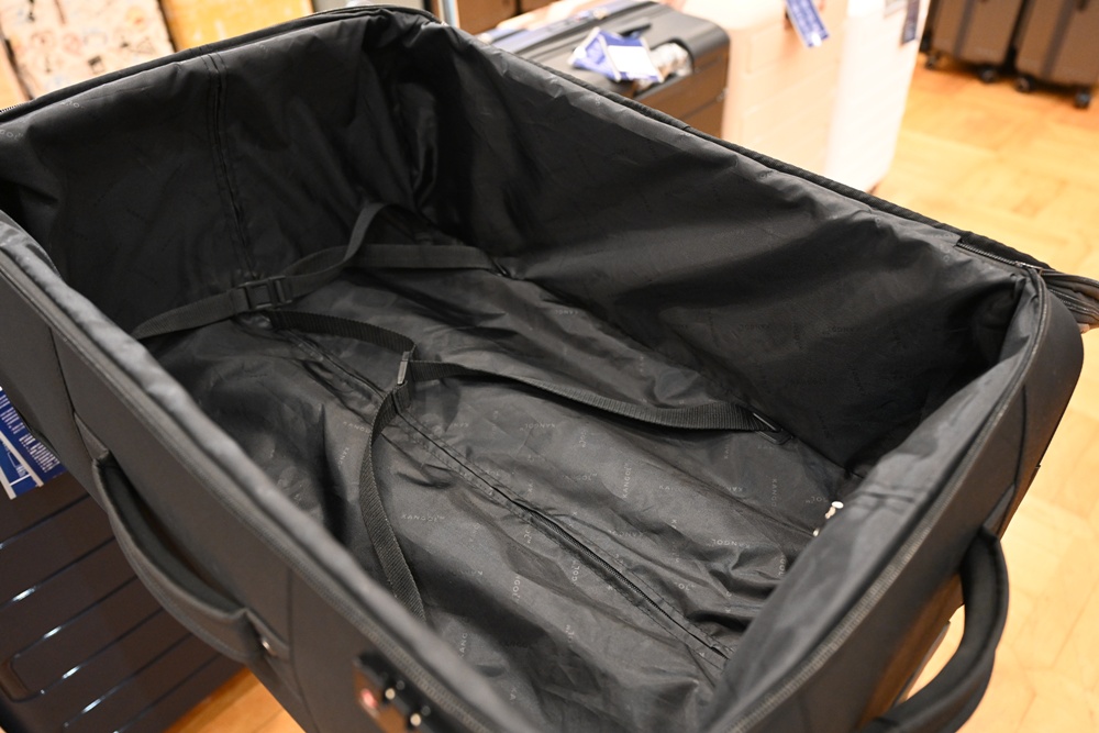 高雄行李箱特賣會。加賀屋行李箱 新光三越三多店 前開式行李箱、廉航專用登機箱、鋁框箱、防潑水布箱 通通下殺$990元起 滿額還有贈品唷！