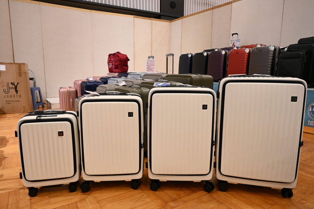 高雄行李箱特賣會。加賀屋行李箱 新光三越三多店 前開式行李箱、廉航專用登機箱、鋁框箱、防潑水布箱 通通下殺$990元起 滿額還有贈品唷！