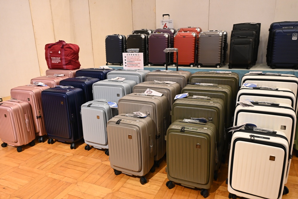 高雄行李箱特賣會。加賀屋行李箱 新光三越三多店 前開式行李箱、廉航專用登機箱、鋁框箱、防潑水布箱 通通下殺$990元起 滿額還有贈品唷！