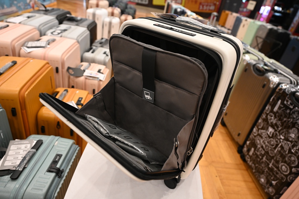 高雄行李箱特賣會。加賀屋行李箱 新光三越三多店 前開式行李箱、廉航專用登機箱、鋁框箱、防潑水布箱 通通下殺$990元起 滿額還有贈品唷！