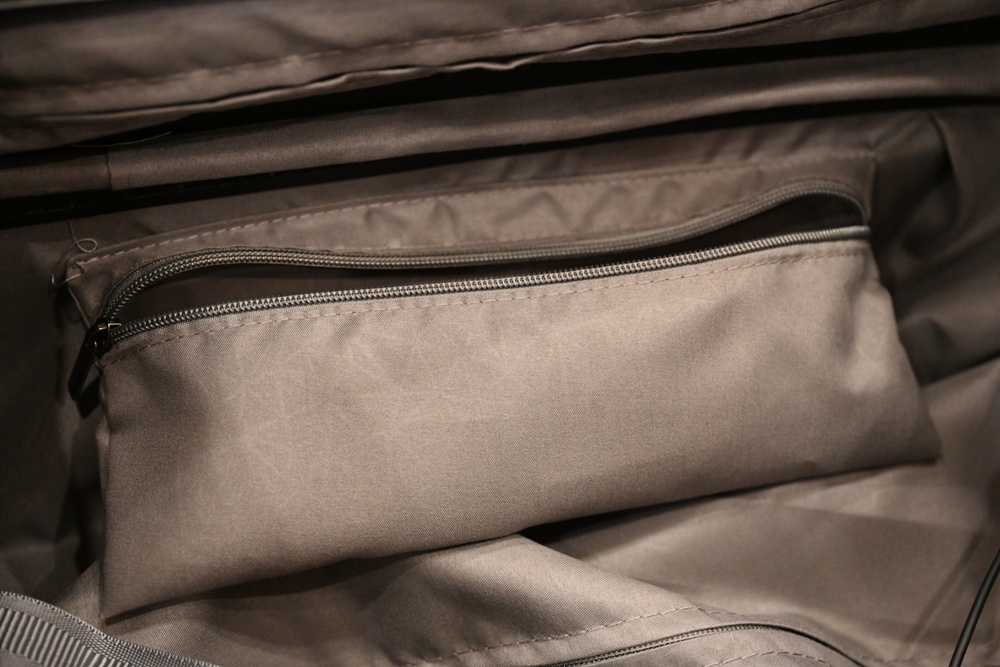 高雄行李箱特賣會。加賀屋行李箱 新光三越三多店 前開式行李箱、廉航專用登機箱、鋁框箱、防潑水布箱 通通下殺$990元起 滿額還有贈品唷！