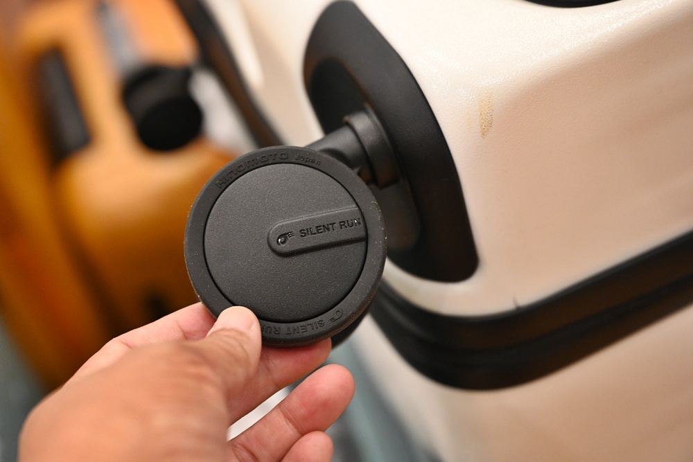 高雄行李箱特賣會。加賀屋行李箱 新光三越三多店 前開式行李箱、廉航專用登機箱、鋁框箱、防潑水布箱 通通下殺$990元起 滿額還有贈品唷！