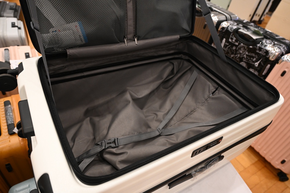 高雄行李箱特賣會。加賀屋行李箱 新光三越三多店 前開式行李箱、廉航專用登機箱、鋁框箱、防潑水布箱 通通下殺$990元起 滿額還有贈品唷！