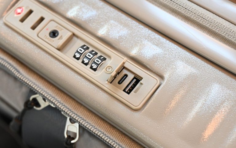 高雄行李箱特賣會。加賀屋行李箱 新光三越三多店 前開式行李箱、廉航專用登機箱、鋁框箱、防潑水布箱 通通下殺$990元起 滿額還有贈品唷！