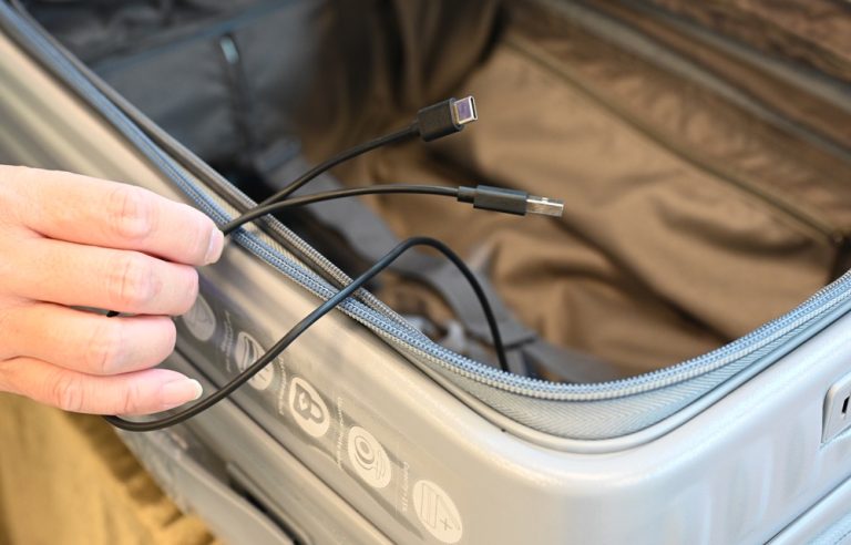 高雄行李箱特賣會。加賀屋行李箱 新光三越三多店 前開式行李箱、廉航專用登機箱、鋁框箱、防潑水布箱 通通下殺$990元起 滿額還有贈品唷！