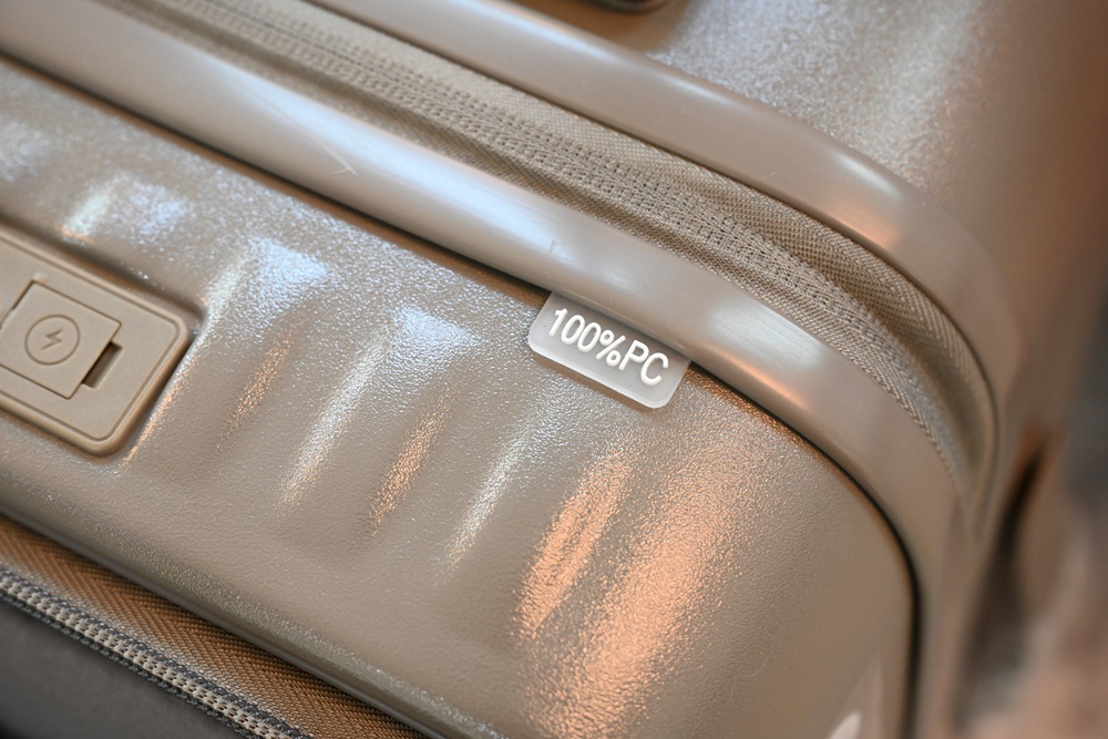 高雄行李箱特賣會。加賀屋行李箱 新光三越三多店 前開式行李箱、廉航專用登機箱、鋁框箱、防潑水布箱 通通下殺$990元起 滿額還有贈品唷！