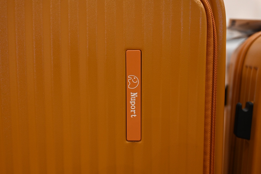 高雄行李箱特賣會。加賀屋行李箱 新光三越三多店 前開式行李箱、廉航專用登機箱、鋁框箱、防潑水布箱 通通下殺$990元起 滿額還有贈品唷！