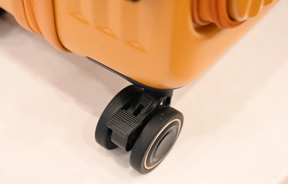 高雄行李箱特賣會。加賀屋行李箱 新光三越三多店 前開式行李箱、廉航專用登機箱、鋁框箱、防潑水布箱 通通下殺$990元起 滿額還有贈品唷！