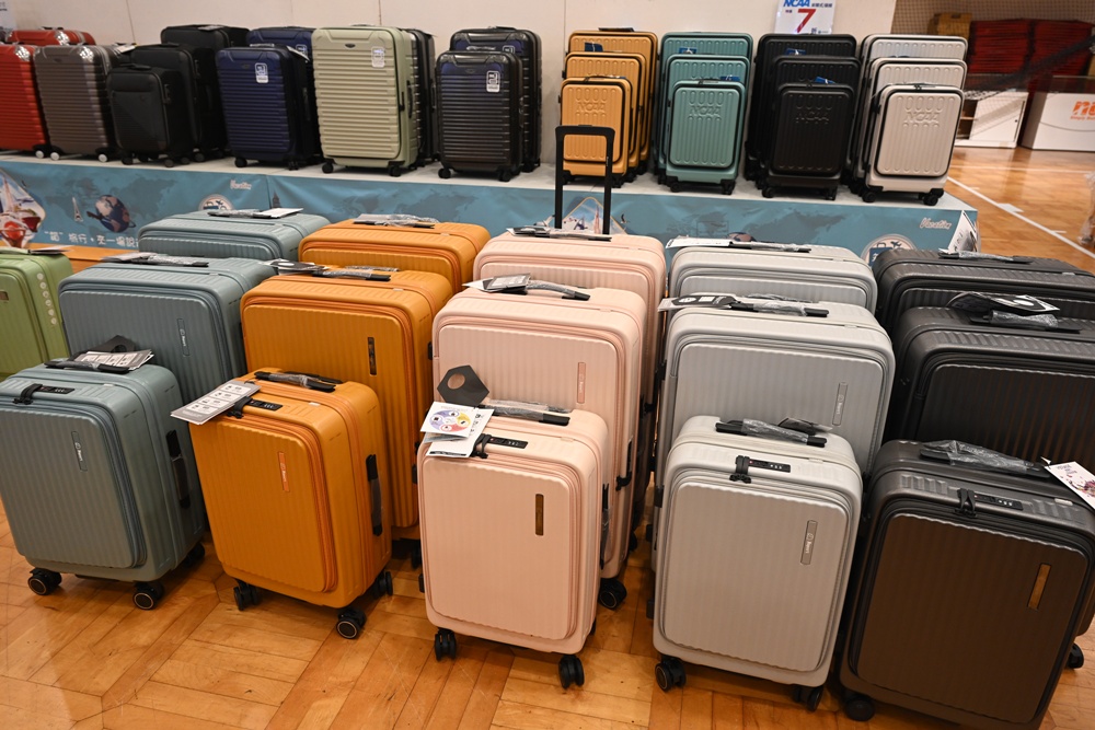 高雄行李箱特賣會。加賀屋行李箱 新光三越三多店 前開式行李箱、廉航專用登機箱、鋁框箱、防潑水布箱 通通下殺$990元起 滿額還有贈品唷！