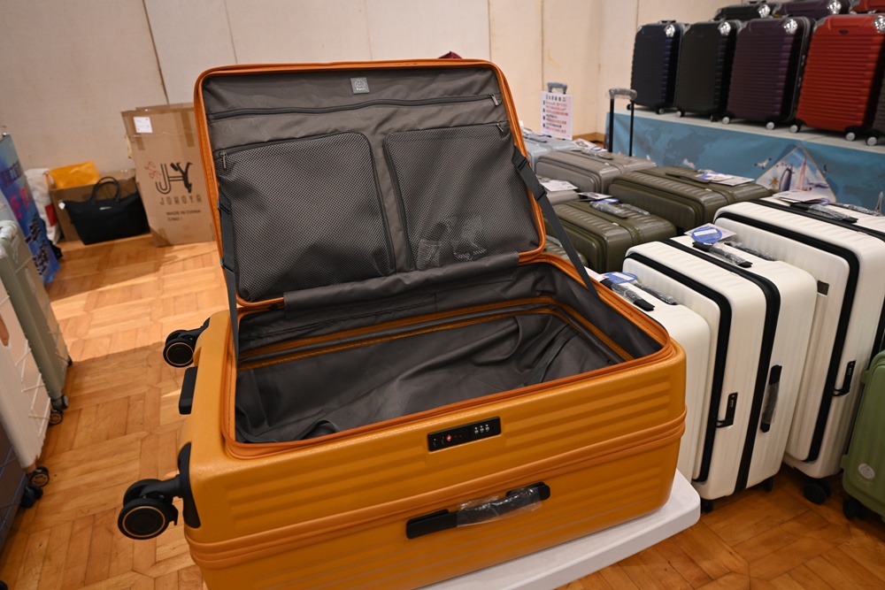 高雄行李箱特賣會。加賀屋行李箱 新光三越三多店 前開式行李箱、廉航專用登機箱、鋁框箱、防潑水布箱 通通下殺$990元起 滿額還有贈品唷！