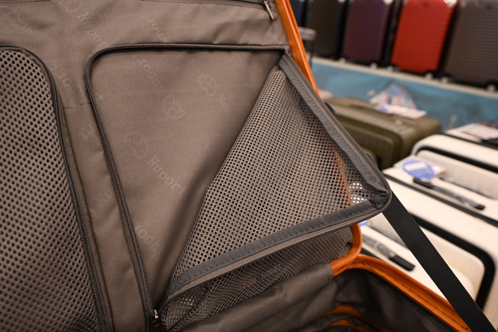 高雄行李箱特賣會。加賀屋行李箱 新光三越三多店 前開式行李箱、廉航專用登機箱、鋁框箱、防潑水布箱 通通下殺$990元起 滿額還有贈品唷！