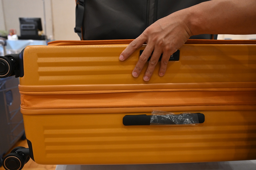 高雄行李箱特賣會。加賀屋行李箱 新光三越三多店 前開式行李箱、廉航專用登機箱、鋁框箱、防潑水布箱 通通下殺$990元起 滿額還有贈品唷！