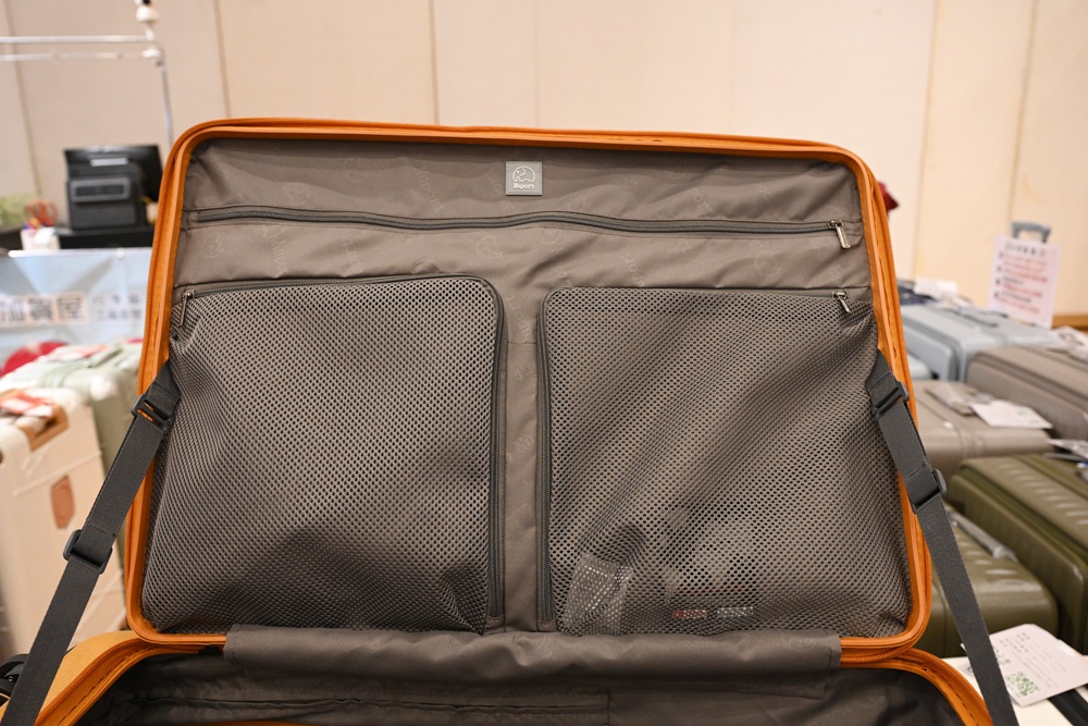 高雄行李箱特賣會。加賀屋行李箱 新光三越三多店 前開式行李箱、廉航專用登機箱、鋁框箱、防潑水布箱 通通下殺$990元起 滿額還有贈品唷！