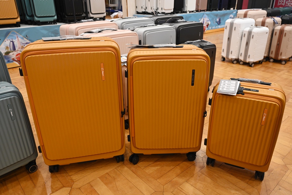 高雄行李箱特賣會。加賀屋行李箱 新光三越三多店 前開式行李箱、廉航專用登機箱、鋁框箱、防潑水布箱 通通下殺$990元起 滿額還有贈品唷！