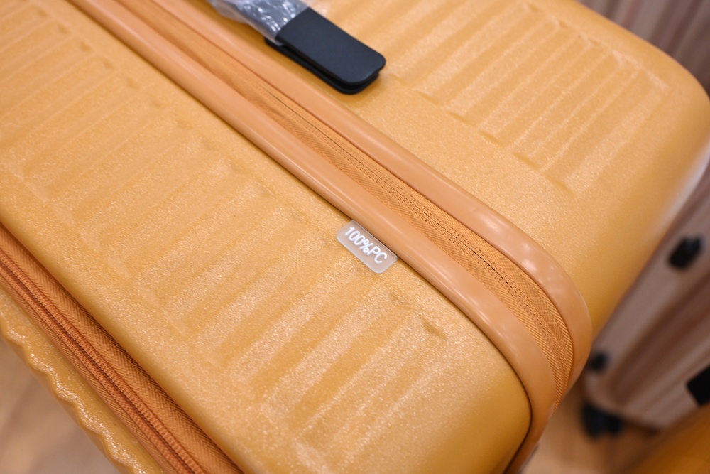 高雄行李箱特賣會。加賀屋行李箱 新光三越三多店 前開式行李箱、廉航專用登機箱、鋁框箱、防潑水布箱 通通下殺$990元起 滿額還有贈品唷！