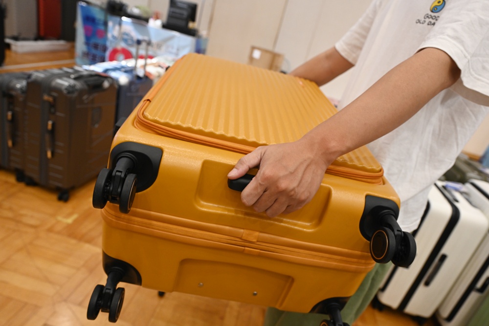 高雄行李箱特賣會。加賀屋行李箱 新光三越三多店 前開式行李箱、廉航專用登機箱、鋁框箱、防潑水布箱 通通下殺$990元起 滿額還有贈品唷！