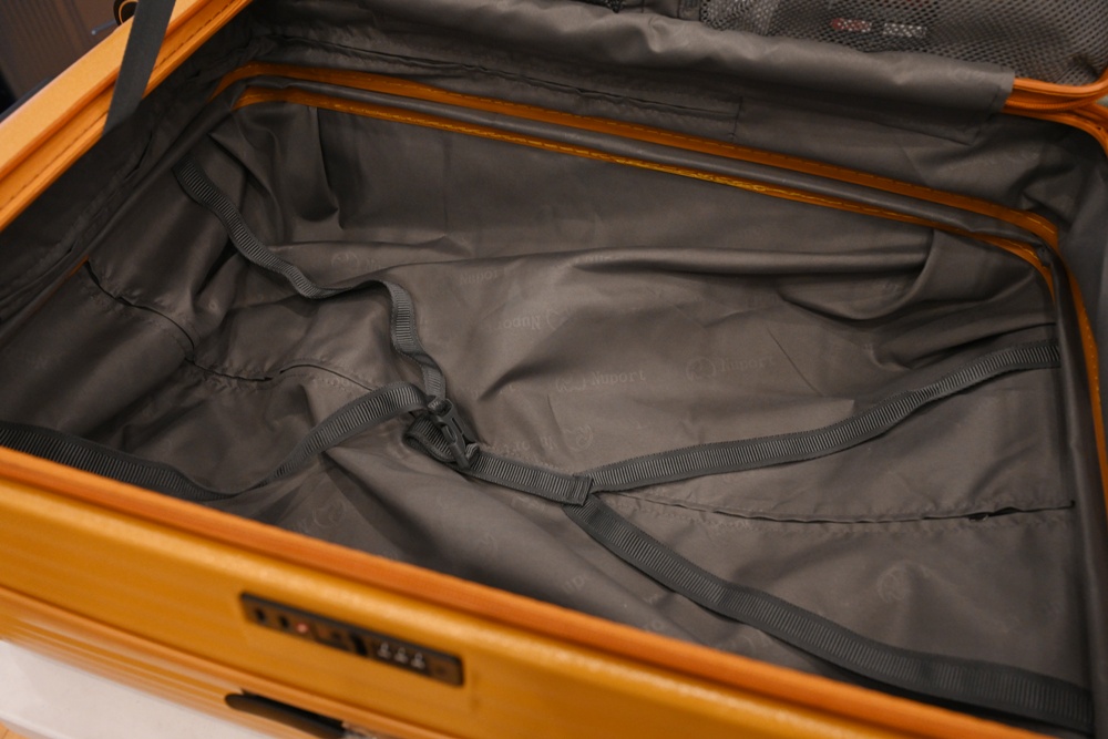 高雄行李箱特賣會。加賀屋行李箱 新光三越三多店 前開式行李箱、廉航專用登機箱、鋁框箱、防潑水布箱 通通下殺$990元起 滿額還有贈品唷！