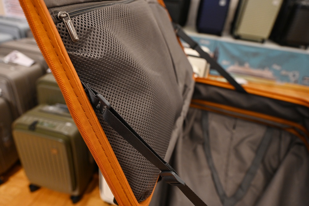 高雄行李箱特賣會。加賀屋行李箱 新光三越三多店 前開式行李箱、廉航專用登機箱、鋁框箱、防潑水布箱 通通下殺$990元起 滿額還有贈品唷！