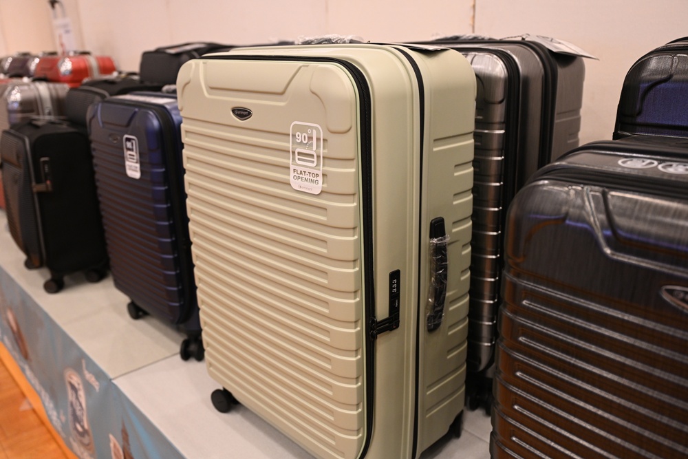 高雄行李箱特賣會。加賀屋行李箱 新光三越三多店 前開式行李箱、廉航專用登機箱、鋁框箱、防潑水布箱 通通下殺$990元起 滿額還有贈品唷！