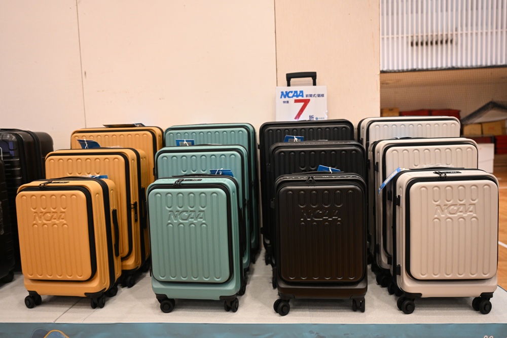 高雄行李箱特賣會。加賀屋行李箱 新光三越三多店 前開式行李箱、廉航專用登機箱、鋁框箱、防潑水布箱 通通下殺$990元起 滿額還有贈品唷！