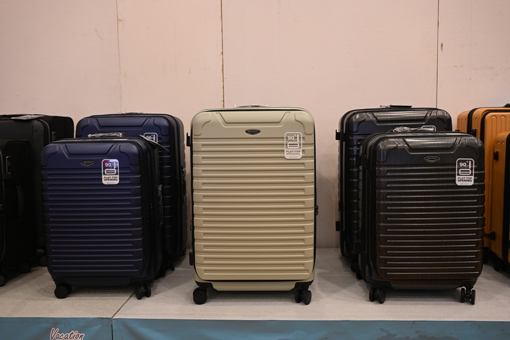 高雄行李箱特賣會。加賀屋行李箱 新光三越三多店 前開式行李箱、廉航專用登機箱、鋁框箱、防潑水布箱 通通下殺$990元起 滿額還有贈品唷！