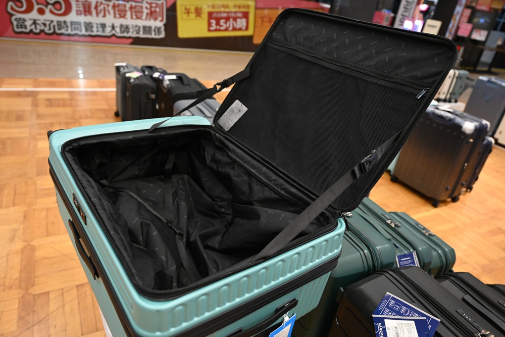高雄行李箱特賣會。加賀屋行李箱 新光三越三多店 前開式行李箱、廉航專用登機箱、鋁框箱、防潑水布箱 通通下殺$990元起 滿額還有贈品唷！
