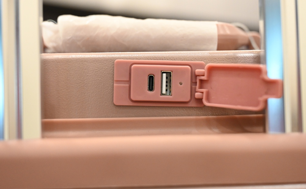 高雄行李箱特賣會。加賀屋行李箱 新光三越三多店 前開式行李箱、廉航專用登機箱、鋁框箱、防潑水布箱 通通下殺$990元起 滿額還有贈品唷！