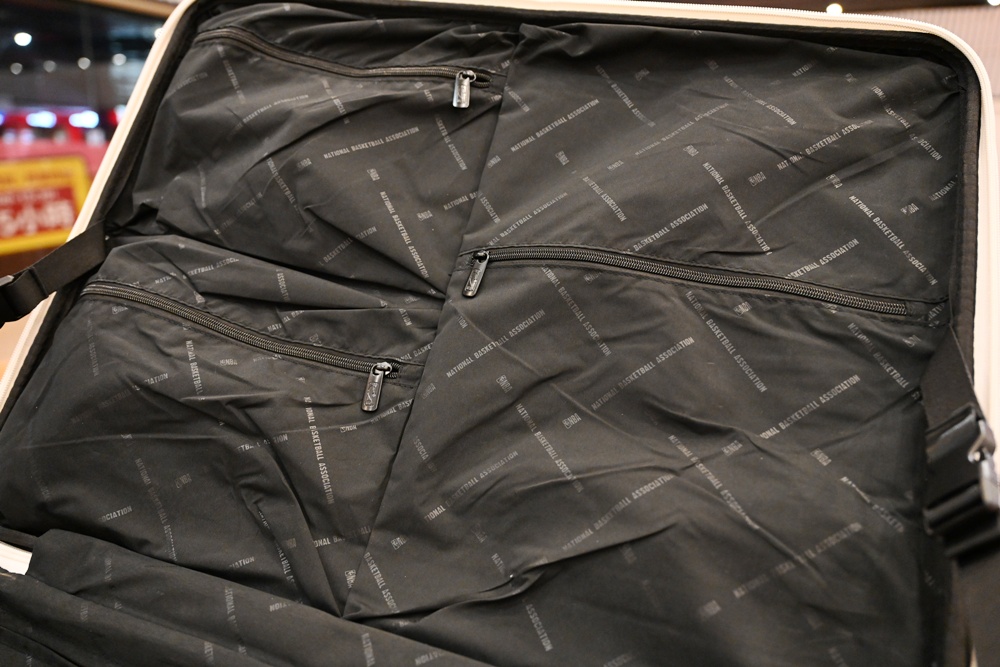 高雄行李箱特賣會。加賀屋行李箱 新光三越三多店 前開式行李箱、廉航專用登機箱、鋁框箱、防潑水布箱 通通下殺$990元起 滿額還有贈品唷！