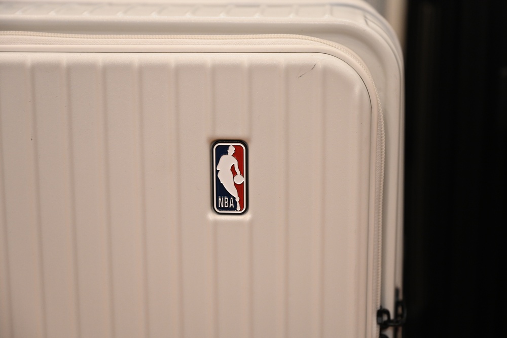 高雄行李箱特賣會。加賀屋行李箱 新光三越三多店 前開式行李箱、廉航專用登機箱、鋁框箱、防潑水布箱 通通下殺$990元起 滿額還有贈品唷！