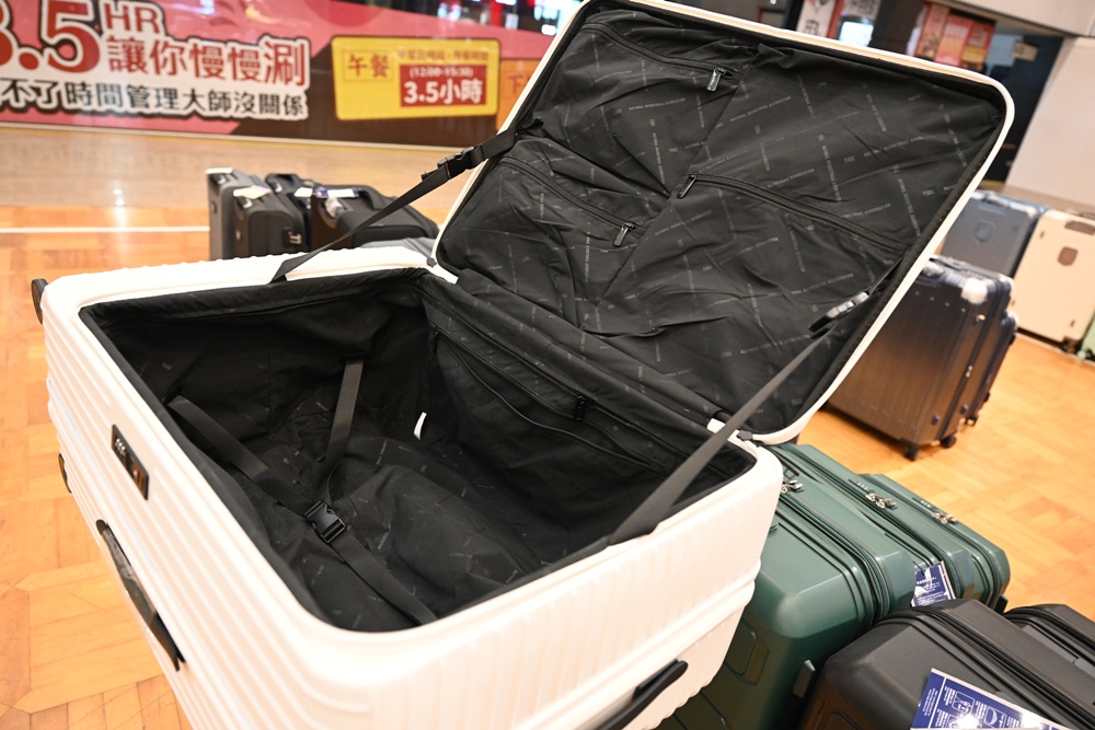 高雄行李箱特賣會。加賀屋行李箱 新光三越三多店 前開式行李箱、廉航專用登機箱、鋁框箱、防潑水布箱 通通下殺$990元起 滿額還有贈品唷！