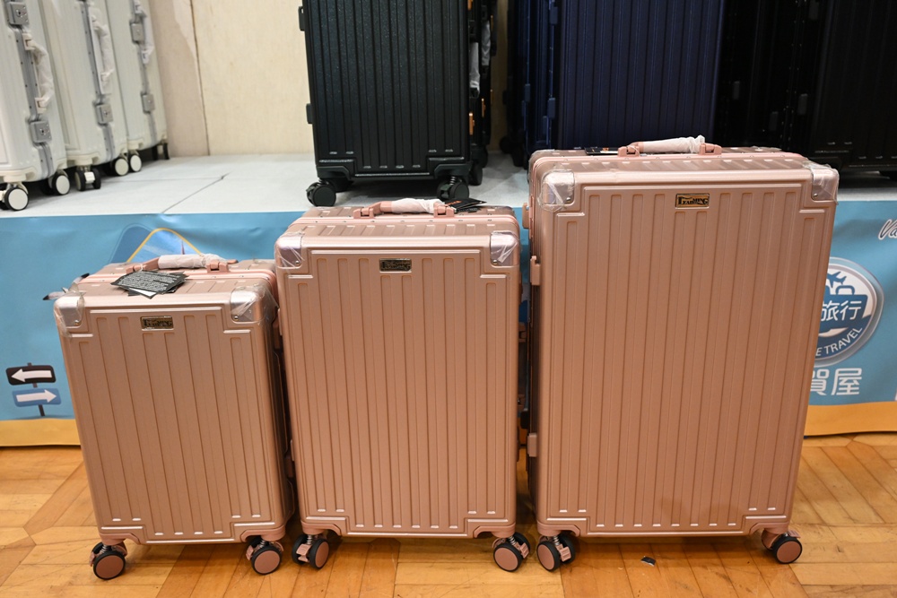 高雄行李箱特賣會。加賀屋行李箱 新光三越三多店 前開式行李箱、廉航專用登機箱、鋁框箱、防潑水布箱 通通下殺$990元起 滿額還有贈品唷！