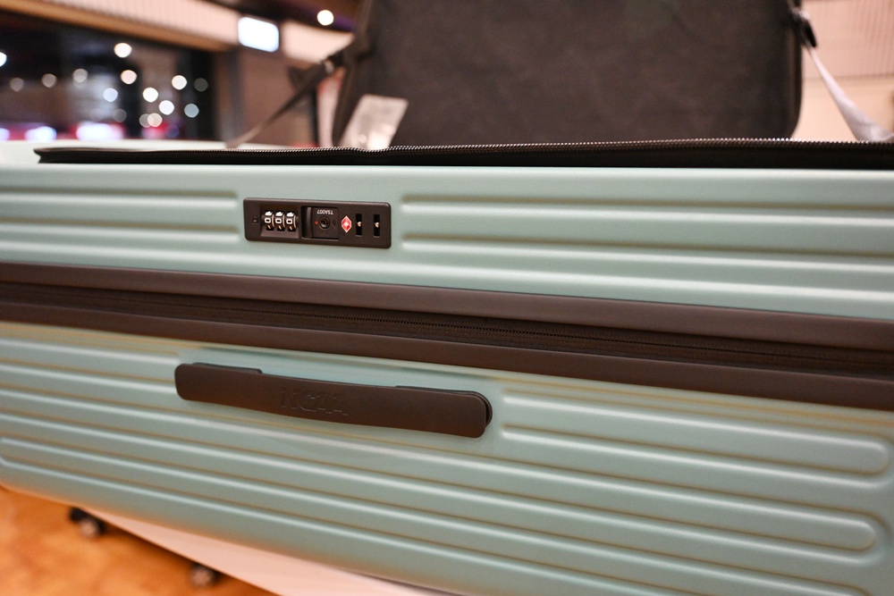 高雄行李箱特賣會。加賀屋行李箱 新光三越三多店 前開式行李箱、廉航專用登機箱、鋁框箱、防潑水布箱 通通下殺$990元起 滿額還有贈品唷！