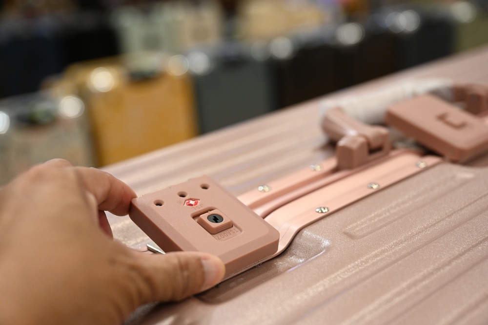 高雄行李箱特賣會。加賀屋行李箱 新光三越三多店 前開式行李箱、廉航專用登機箱、鋁框箱、防潑水布箱 通通下殺$990元起 滿額還有贈品唷！