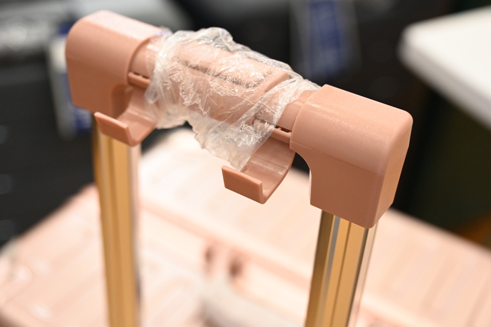 高雄行李箱特賣會。加賀屋行李箱 新光三越三多店 前開式行李箱、廉航專用登機箱、鋁框箱、防潑水布箱 通通下殺$990元起 滿額還有贈品唷！