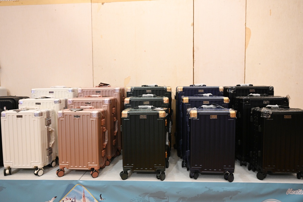 高雄行李箱特賣會。加賀屋行李箱 新光三越三多店 前開式行李箱、廉航專用登機箱、鋁框箱、防潑水布箱 通通下殺$990元起 滿額還有贈品唷！