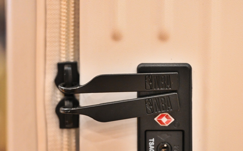 高雄行李箱特賣會。加賀屋行李箱 新光三越三多店 前開式行李箱、廉航專用登機箱、鋁框箱、防潑水布箱 通通下殺$990元起 滿額還有贈品唷！