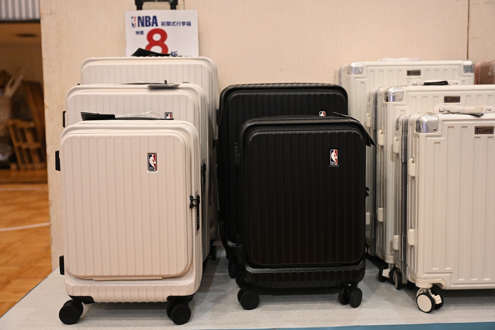 高雄行李箱特賣會。加賀屋行李箱 新光三越三多店 前開式行李箱、廉航專用登機箱、鋁框箱、防潑水布箱 通通下殺$990元起 滿額還有贈品唷！
