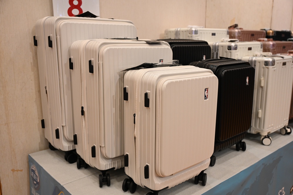 高雄行李箱特賣會。加賀屋行李箱 新光三越三多店 前開式行李箱、廉航專用登機箱、鋁框箱、防潑水布箱 通通下殺$990元起 滿額還有贈品唷！