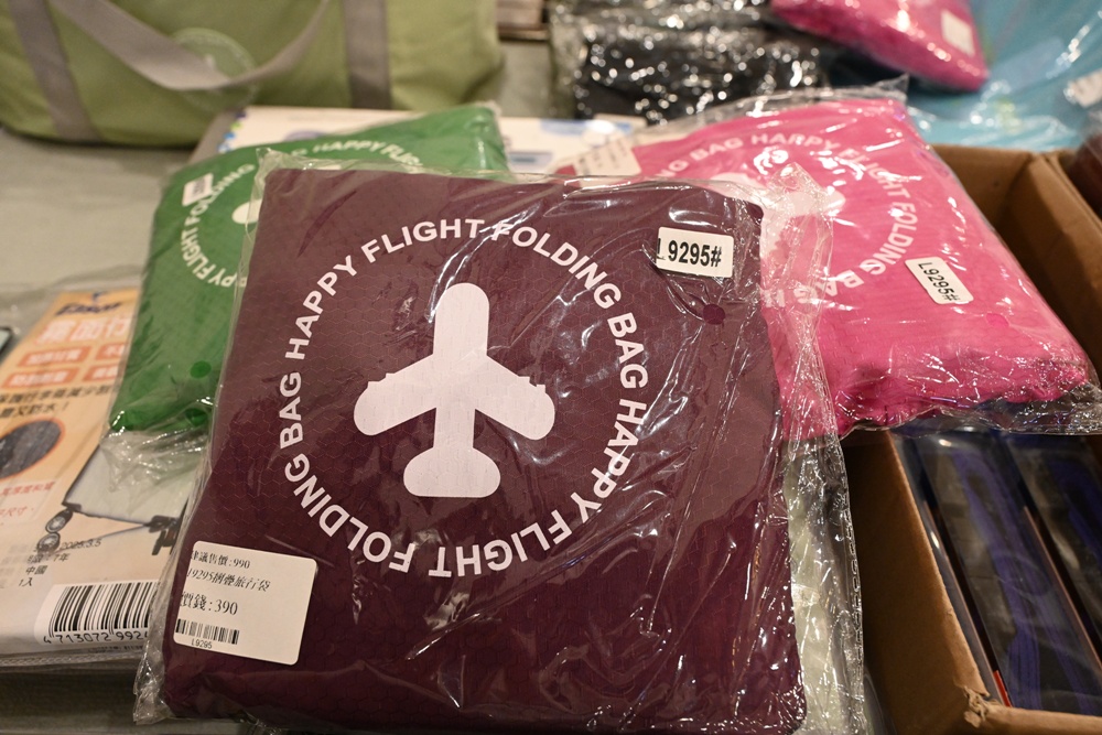 高雄行李箱特賣會。加賀屋行李箱 新光三越三多店 前開式行李箱、廉航專用登機箱、鋁框箱、防潑水布箱 通通下殺$990元起 滿額還有贈品唷！