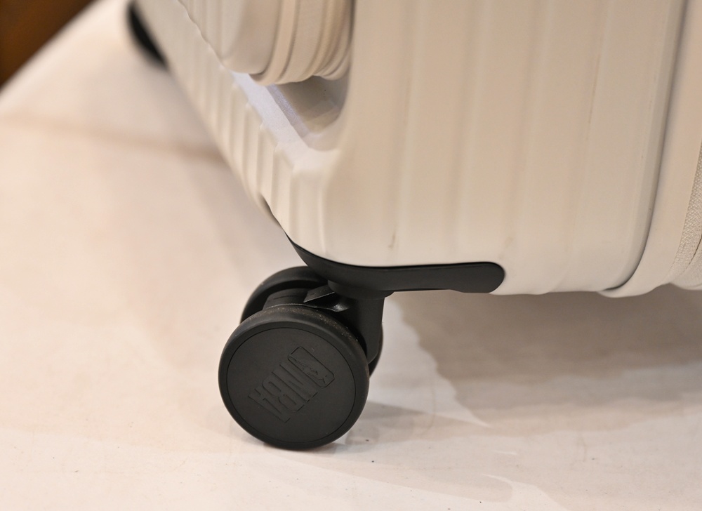 高雄行李箱特賣會。加賀屋行李箱 新光三越三多店 前開式行李箱、廉航專用登機箱、鋁框箱、防潑水布箱 通通下殺$990元起 滿額還有贈品唷！