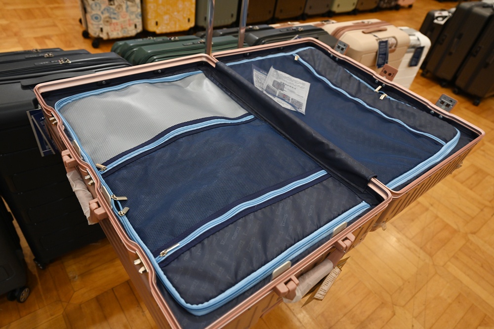 高雄行李箱特賣會。加賀屋行李箱 新光三越三多店 前開式行李箱、廉航專用登機箱、鋁框箱、防潑水布箱 通通下殺$990元起 滿額還有贈品唷！